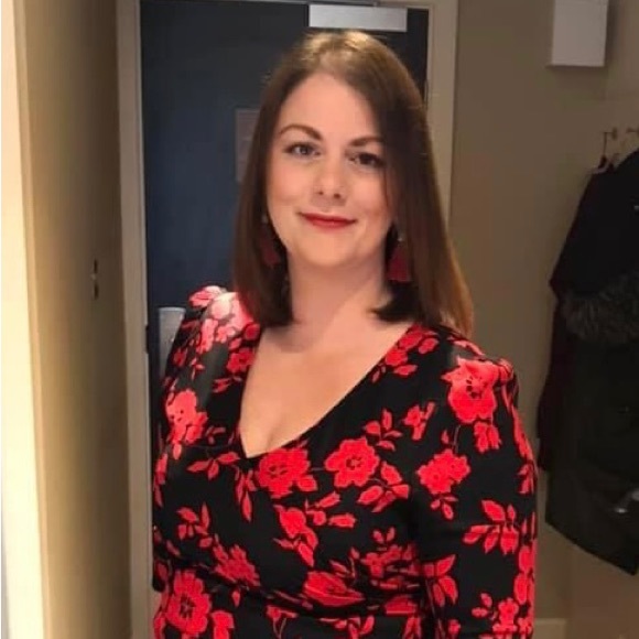 Meet your Posher, Laura - Picture 1 of 2